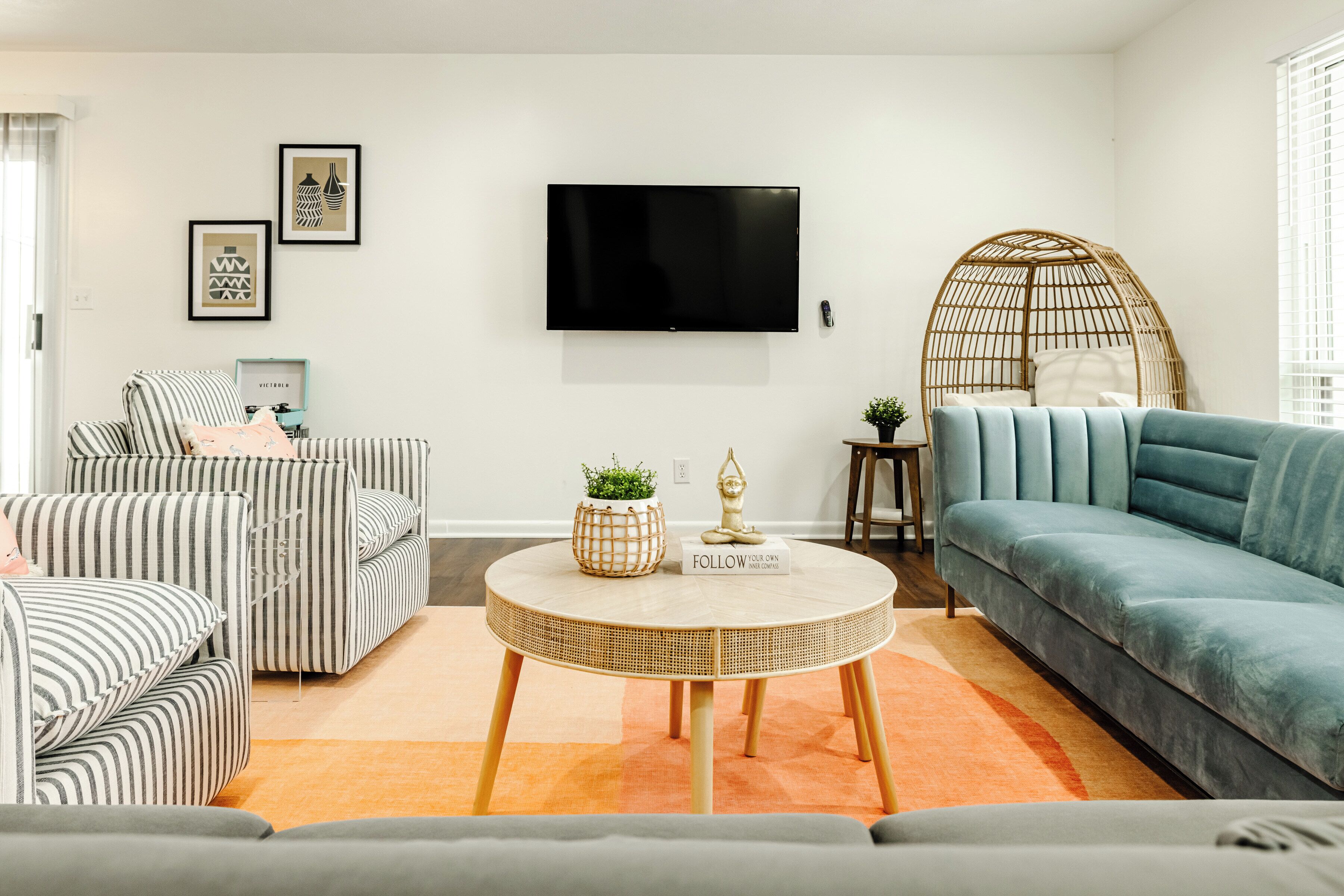 Smart-TV, Kamin, Videospiele, Bücher