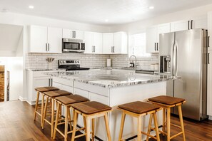 Køleskab, mikrobølgeovn, ovn, kogeplade