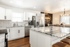 Jääkaappi, mikroaaltouuni, uuni, liesi