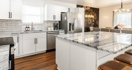 Spacious 5-bedroom house in fantastic Hamilton with WiFi, Game Room