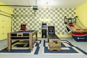 Game room - 5bd 2.5ba Game Lounge Egg Chair Getting Ready Station FirePit VOA Kings Island  (Hamilton)