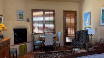 Télévision, cheminée, livres, vidéothÚque