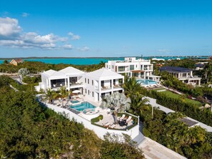 Exterior - Beautiful Villa Cena! 6 Bedrooms, Waterfront, Jacuzzi, Gym, Amenities (Providenciales)