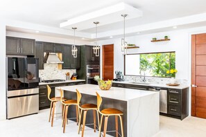 Fridge, microwave, oven, stovetop - Beautiful Villa Cena! 6 Bedrooms, Waterfront, Jacuzzi, Gym, Amenities (Providenciales)