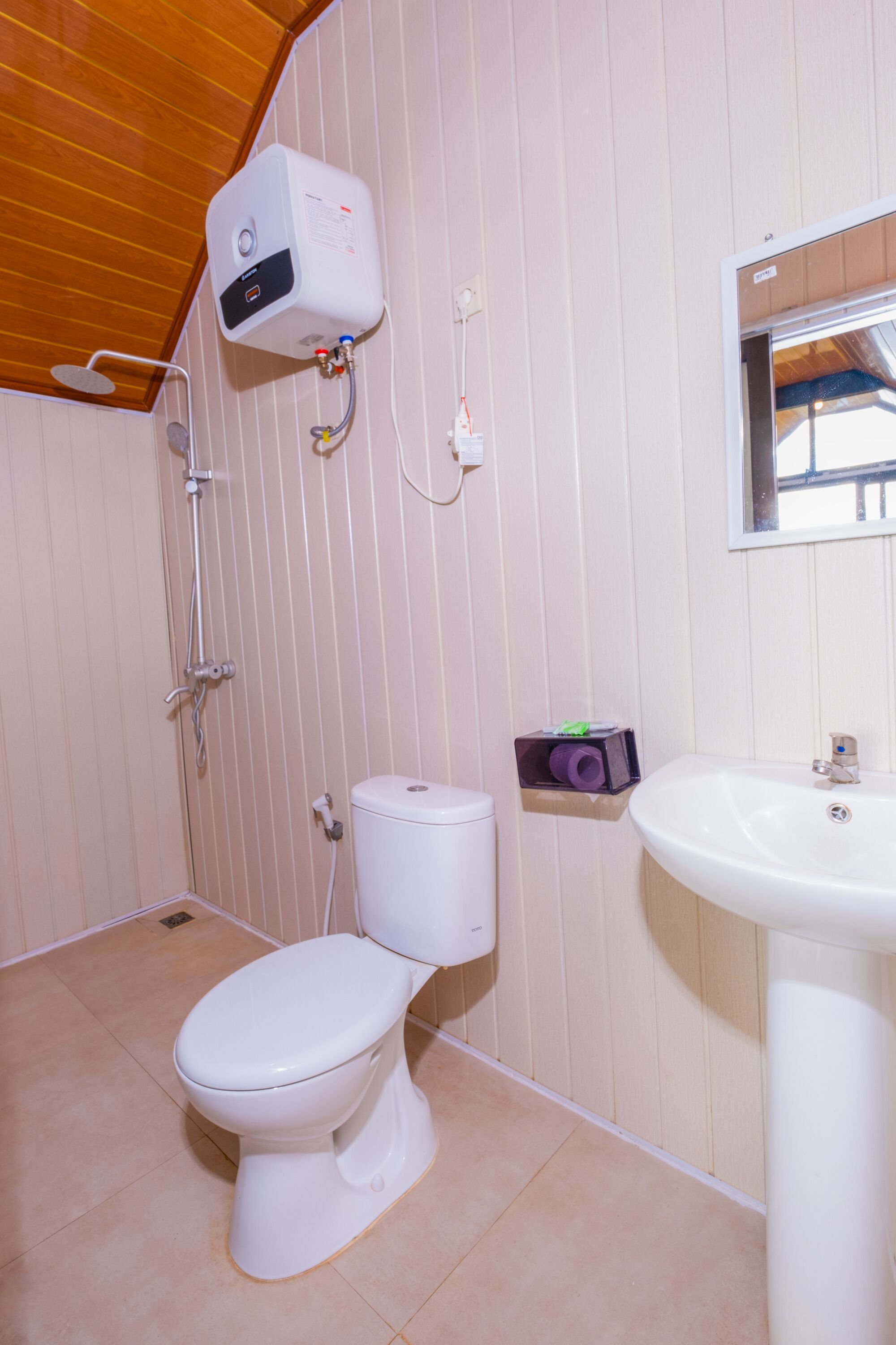 Deluxe Cabin, Lake View | Bathroom | Shower, free toiletries, hair dryer, bidet
