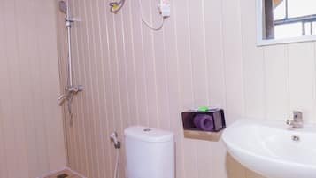 Deluxe Cabin, Lake View | Bathroom | Shower, free toiletries, hair dryer, bidet