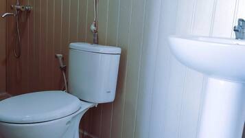 Deluxe Cabin, Lake View | Bathroom | Shower, free toiletries, hair dryer, towels