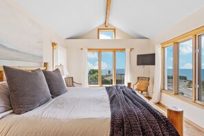 4 bedrooms, iron/ironing board, free WiFi, bed sheets - Pelican's Rest, by Vinifera Homes (Bodega Bay)