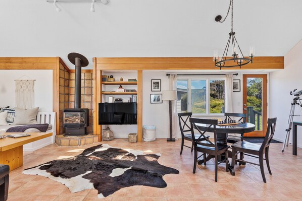 Smart TV, fireplace, stereo - Pelican's Rest, by Vinifera Homes (Bodega Bay)