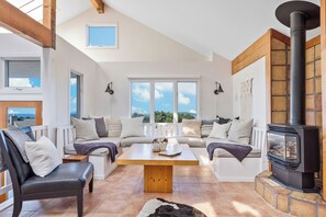 Smart TV, fireplace, stereo - Pelican's Rest, by Vinifera Homes (Bodega Bay)