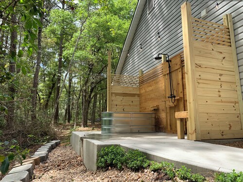 Private Wooded Retreat - Outdoor Soaking Tub & Shower - Pets - 10 Min to Beach