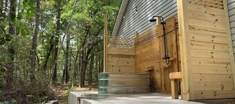 Private Wooded Retreat - Outdoor Soaking Tub & Shower - Pets - 10 Min to Beach