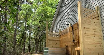 Private Wooded Retreat - Outdoor Soaking Tub & Shower - Pets - 10 Min to Beach