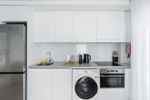 Kühlschrank, Mikrowelle, Ofen, Geschirrspüler