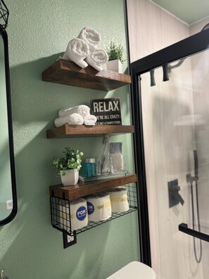 Bruser, hårtørrer, håndklæder, Sæbe