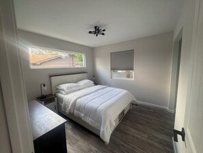 3 makuuhuonetta, työpöytä, silitysrauta/-lauta, ilmainen Wi-Fi