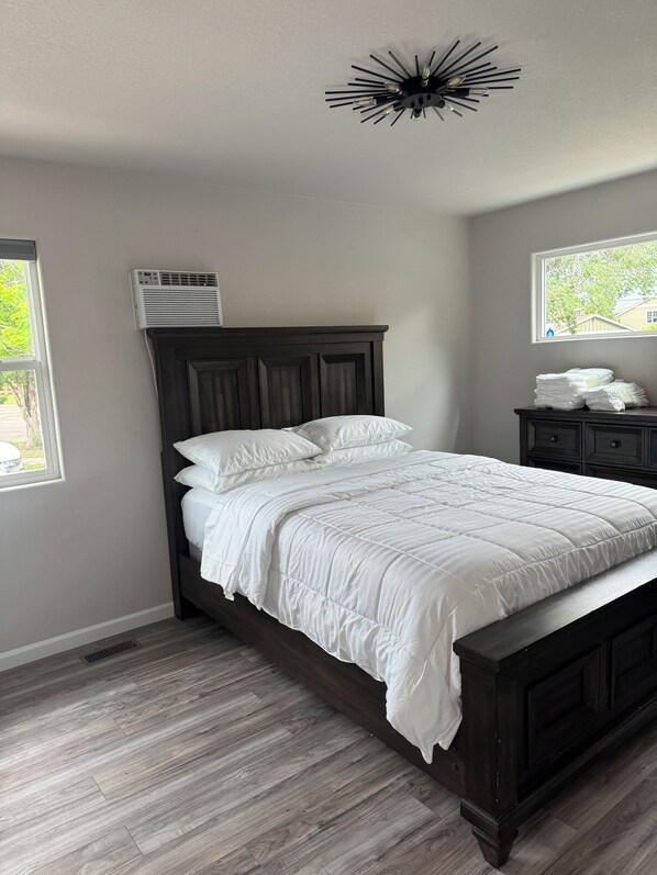 3 bedrooms, desk, iron/ironing board, free WiFi