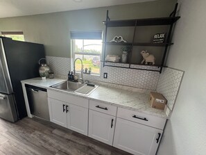 Køleskab, mikrobølgeovn, ovn, kogeplade