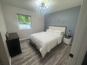 3 bedrooms, desk, iron/ironing board, free WiFi