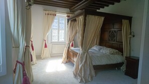 7 bedrooms, iron/ironing board, WiFi, bed sheets