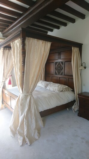 7 bedrooms, iron/ironing board, WiFi, bed sheets