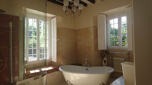 Een douche, een haardroger, handdoeken, zeep