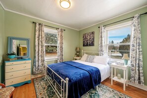 3 bedrooms, desk, iron/ironing board, WiFi
