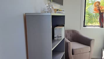 Een smart-tv en boeken