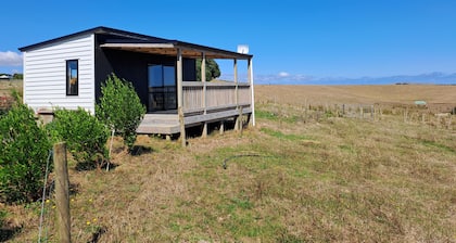 Comfortable studio with stunning mountain & ocean views – Your perfect getaway!