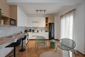 Fridge, microwave, oven, coffee/tea maker