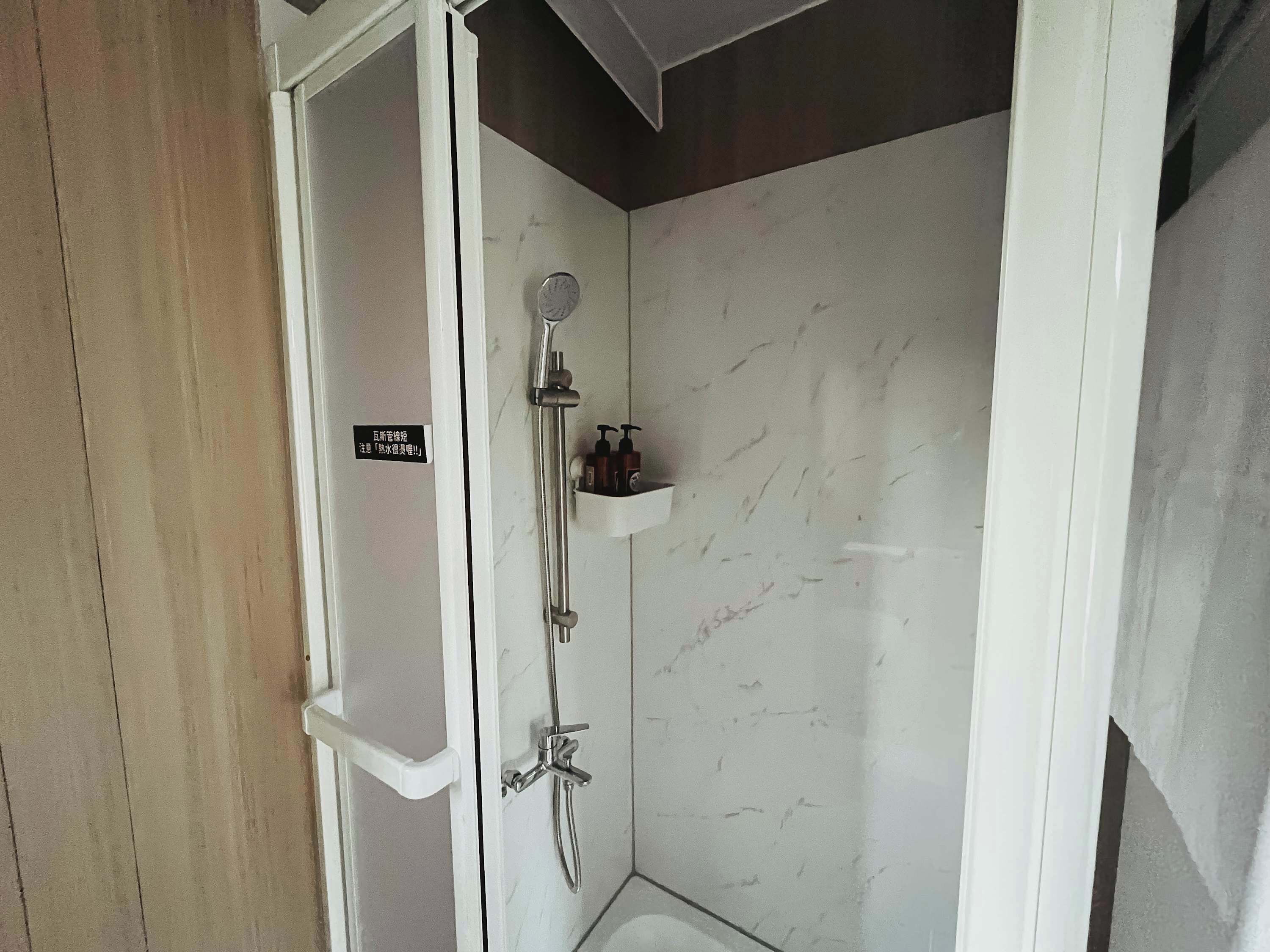 Douche, séchoir à cheveux, serviettes fournies