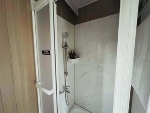 Douche, sèche-cheveux, serviettes fournies