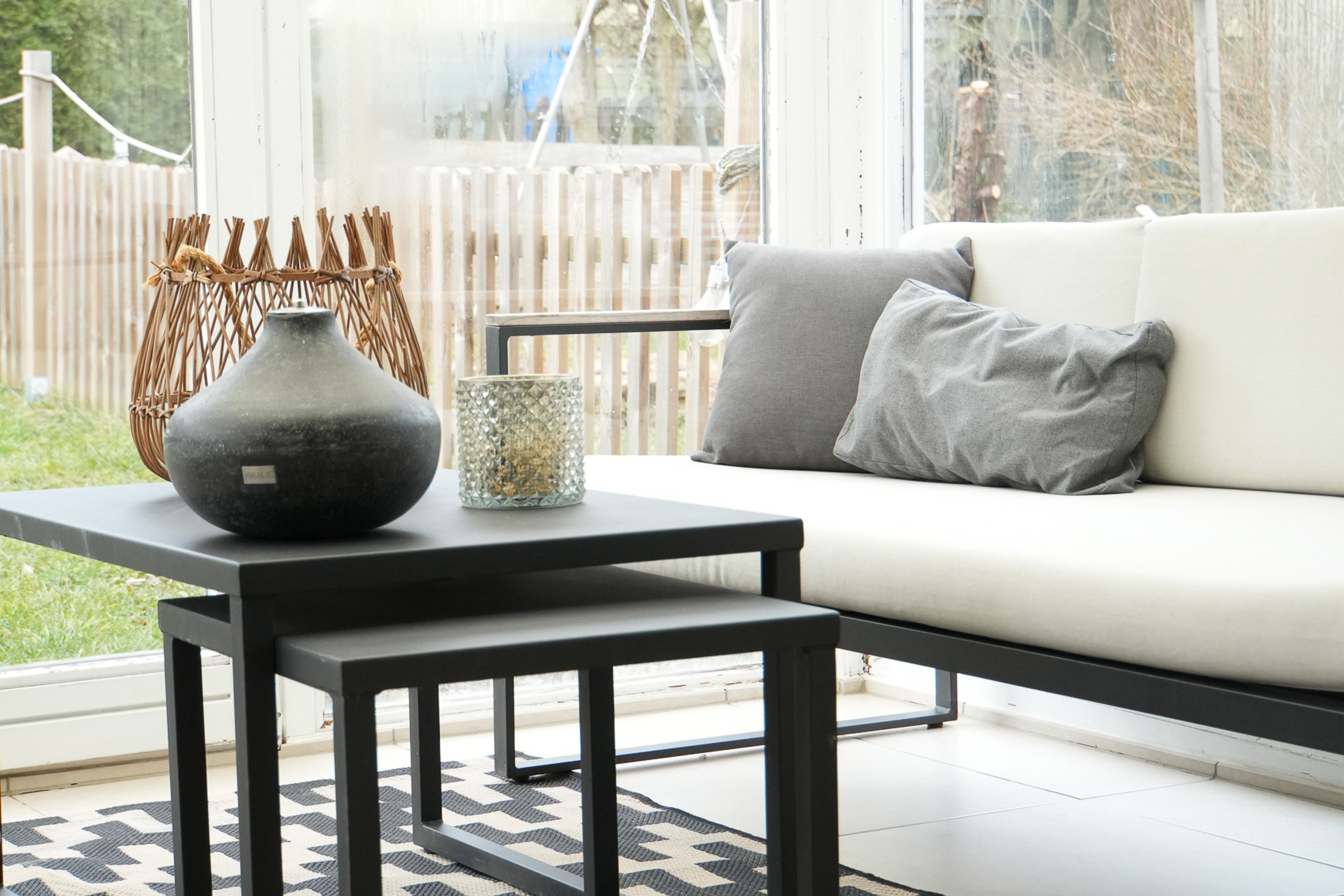 Un salon moderne avec un canapé, une table basse et des objets de décoration.
