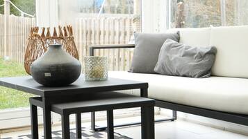 Ein modernes Wohnzimmer mit einer Couch, einem Couchtisch und Dekorationselementen.