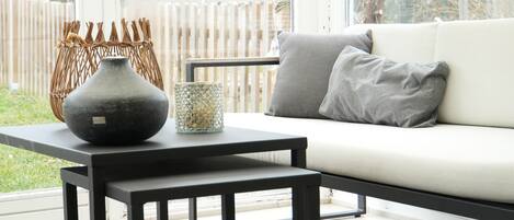 Un salon moderne avec un canapé, une table basse et des objets de décoration.