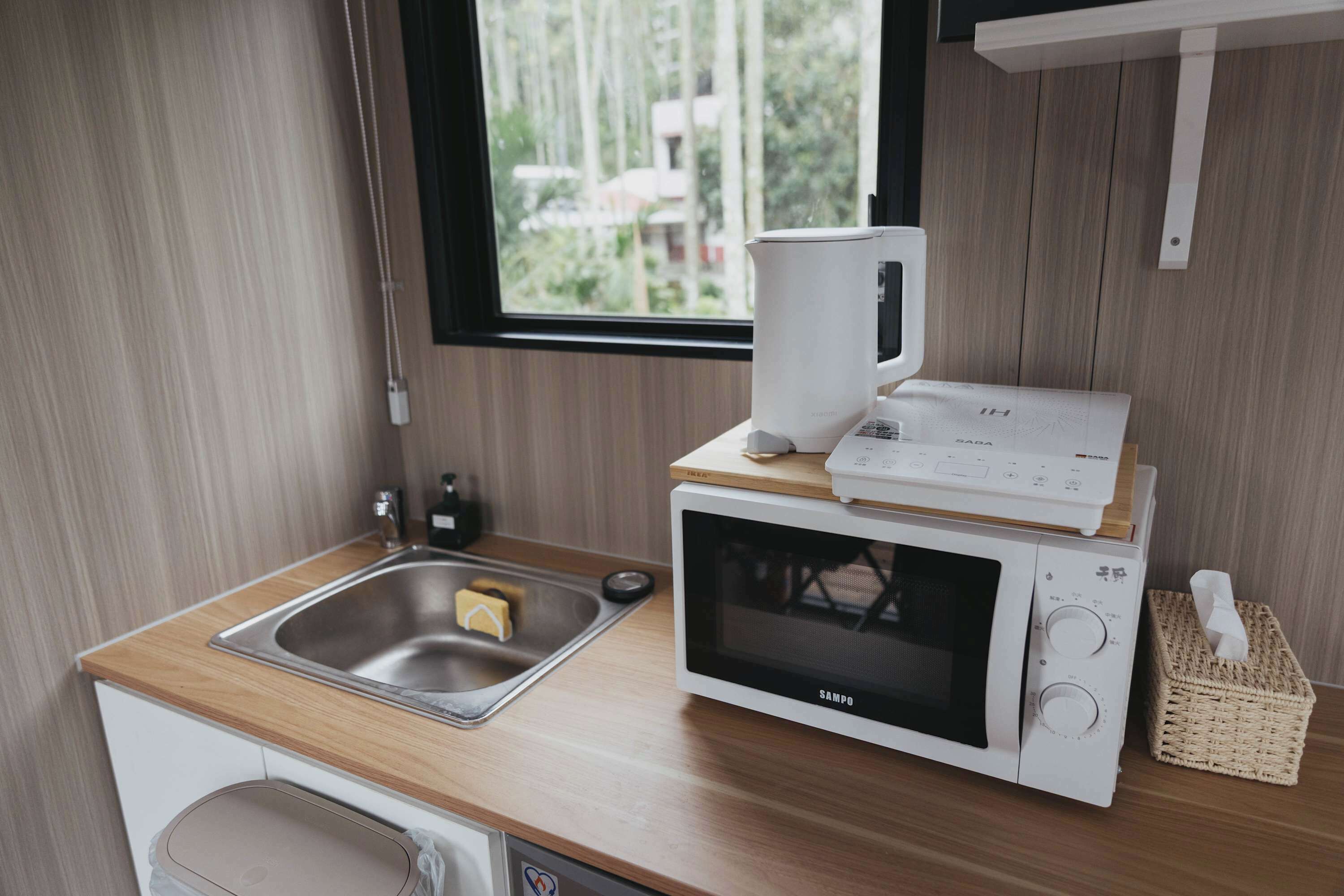 Réfrigérateur, micro-ondes, plaque de cuisson, lave-vaisselle