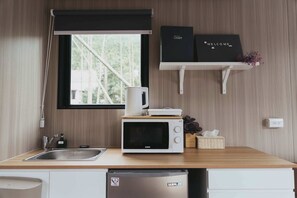 Réfrigérateur, four à micro-ondes, surface de cuisson, lave-vaisselle