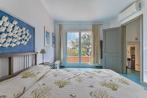 2 bedrooms, desk