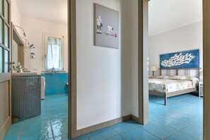 2 bedrooms, desk