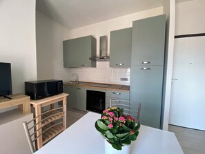 Kylskåp, mikrovågsugn, ugn och diskmaskin