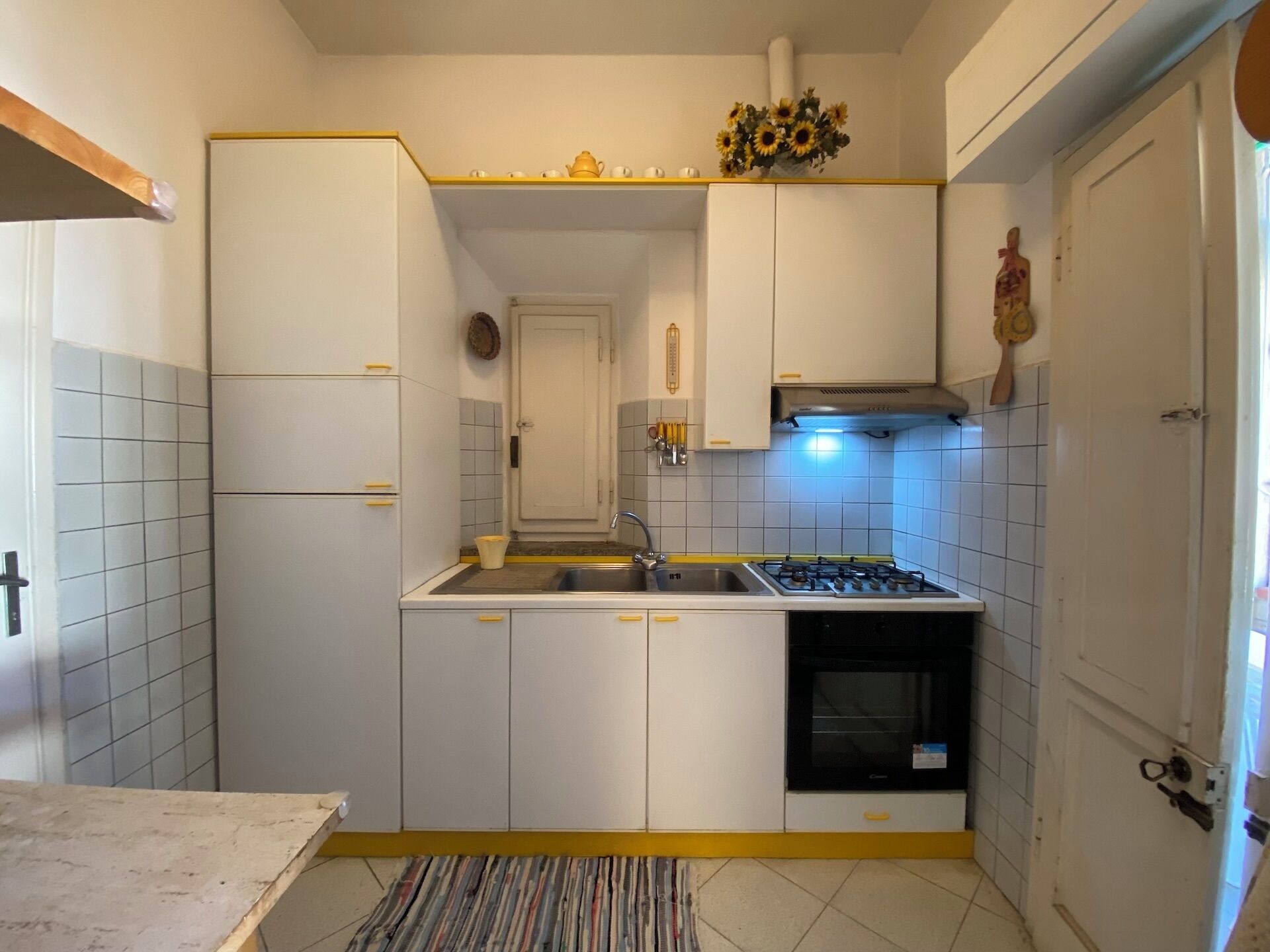 Geladeira, micro-ondas, fogão