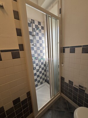 Douche, sèche-cheveux