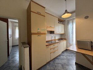 Réfrigérateur, micro-ondes, four