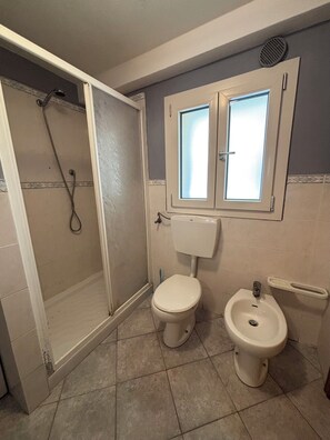 Suihku, hiustenkuivaaja