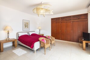 5 Schlafzimmer, Zimmersafe, Bügeleisen/Bügelbrett, Reisekinderbett