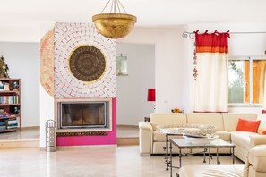 TV, fireplace