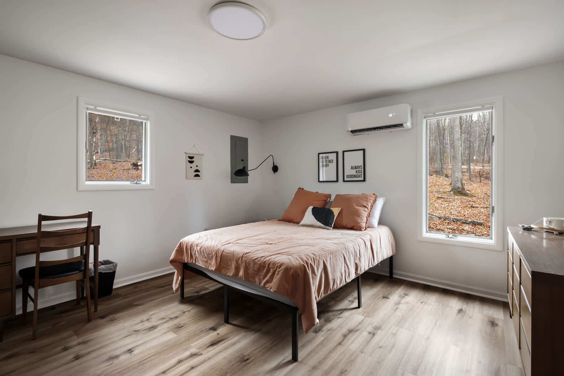 3 habitaciones, tabla de planchar con plancha, wifi y ropa de cama 