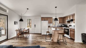 Coffee/tea maker, fridge, microwave, oven