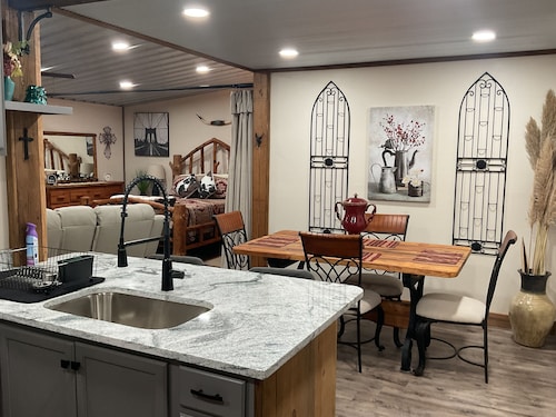 Rustic and cozy 2 bedroom apartment in charming Lucedale Ms, with WiFi,AC