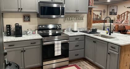 Rustic and cozy 2 bedroom apartment in charming Lucedale Ms, with WiFi,AC